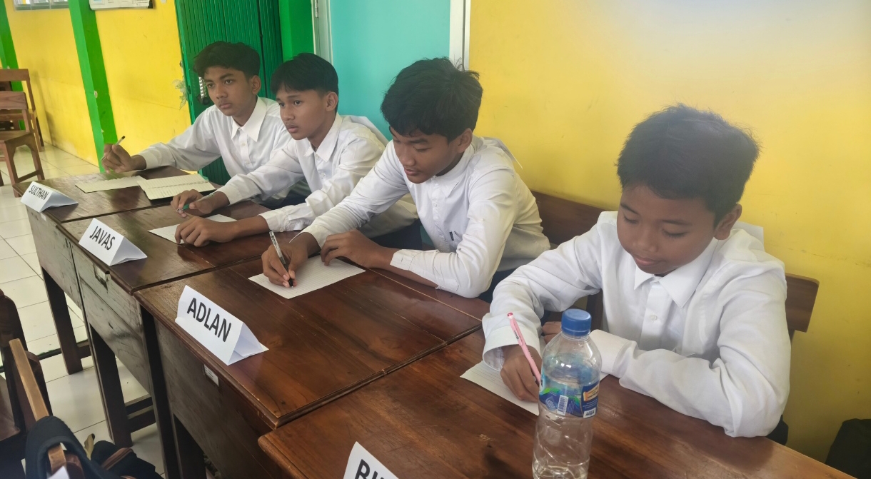 Peserta LDK Memperhatikan Materi